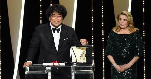 Director Bong Joon-ho with the Golden Palm award at Cannes Film Festival 2019 (Photo: THR)
