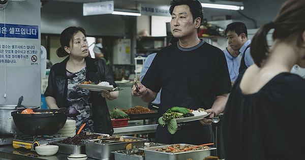 Using fake and deceptive methods, Ki-taek's family had a nice meal. (Photo: IMDb)