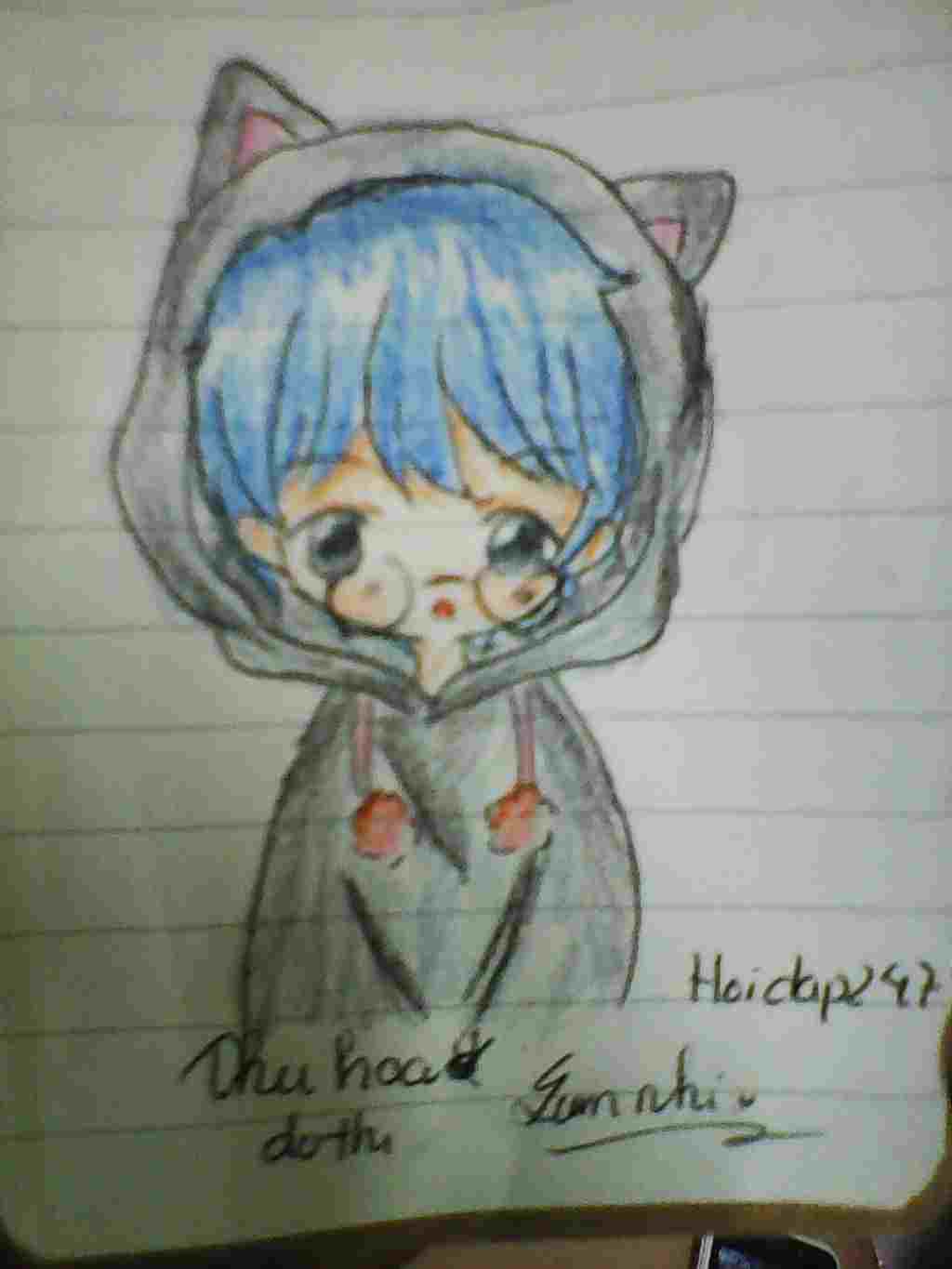 ve-chibi-nam-nhe-yeu-cau-toc-anh-bien-dam-mac-ao-hoodie-am-deo-kinh-mat-mau-am-luon