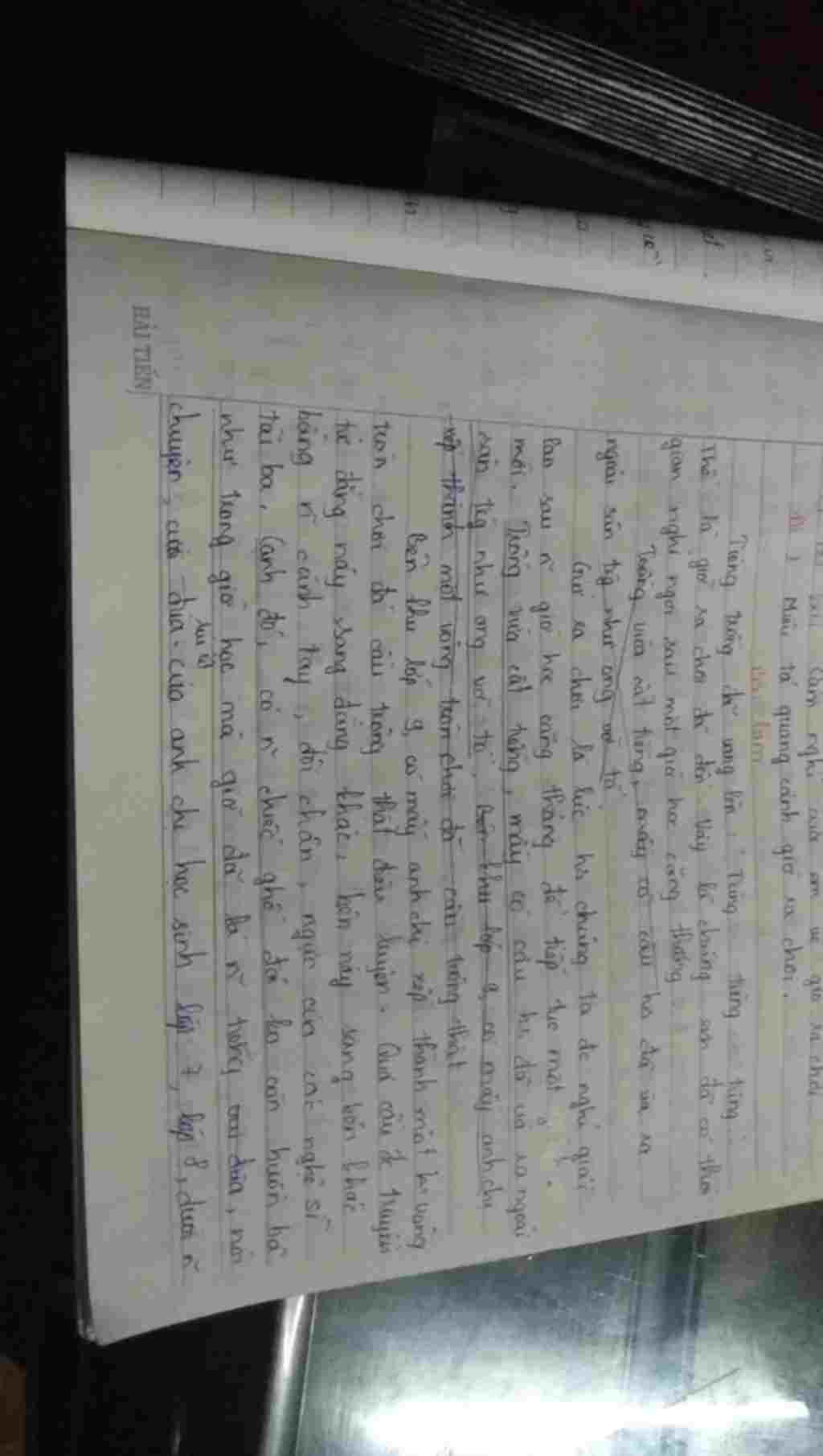 ta-quang-canh-san-truong-em-trong-gio-ra-choi